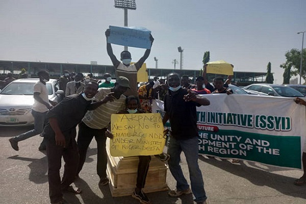Pix of youths protesting at the ministry of Niger Delta Affairs in Abuja