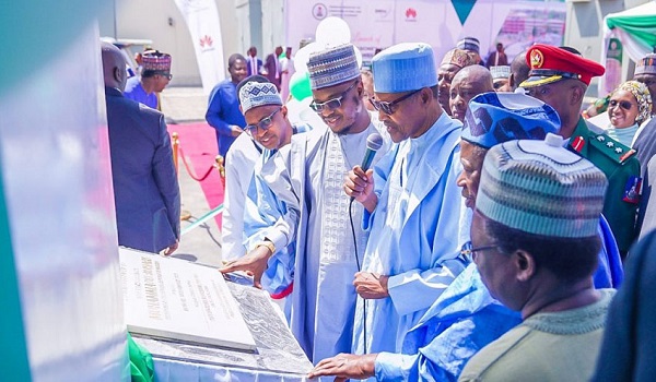 President Buhari in the middle inaugurating projects in Kano